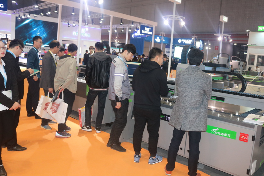 參觀得馬廣告雕刻機(jī)的客戶(hù)