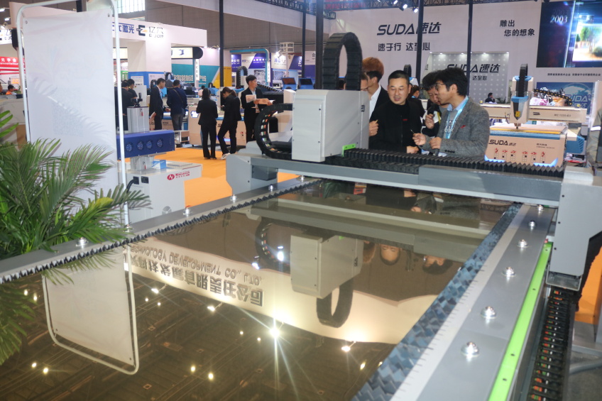 客戶(hù)參觀得馬廣告雕刻機(jī)