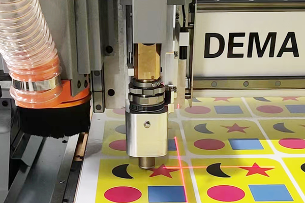 得馬-Z3高速巡邊雕刻機(jī)振動刀巡邊切割KT板