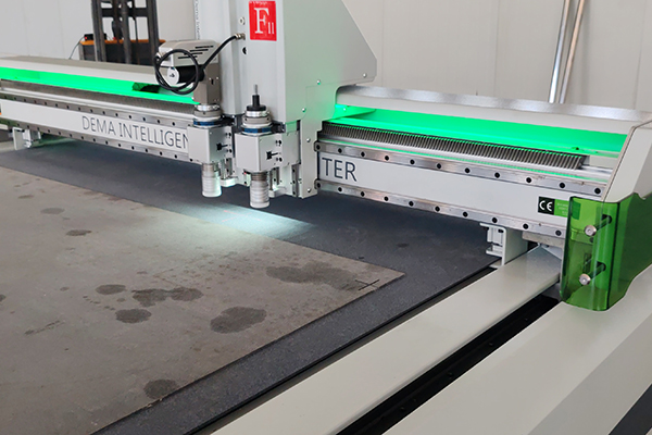 得馬F11高速裁切機(jī)