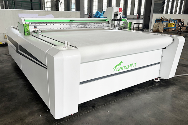 得馬F11-1625高速裁切機(jī)側(cè)面