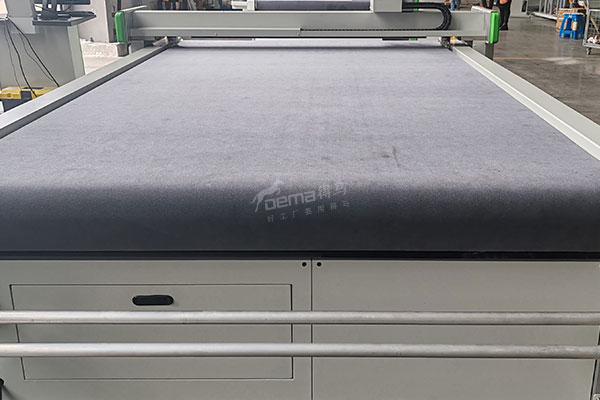 得馬高速裁切機臺面