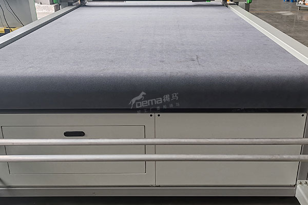 得馬裁切機(jī)F11寫真機(jī)架